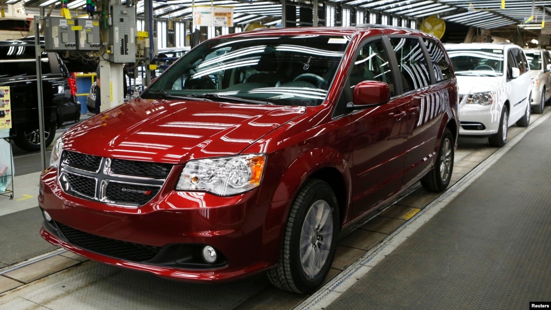 Mobil Dodge produksi Fiat Chrysler di pabrik di Windsor, Ontario.