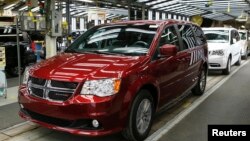 Mobil minivan produksi Fiat Chrysler "Dodge" dalam tahap akhir produksi pada pabrik perakitan di Windsor, Ontario, Kanada (foto: dok).