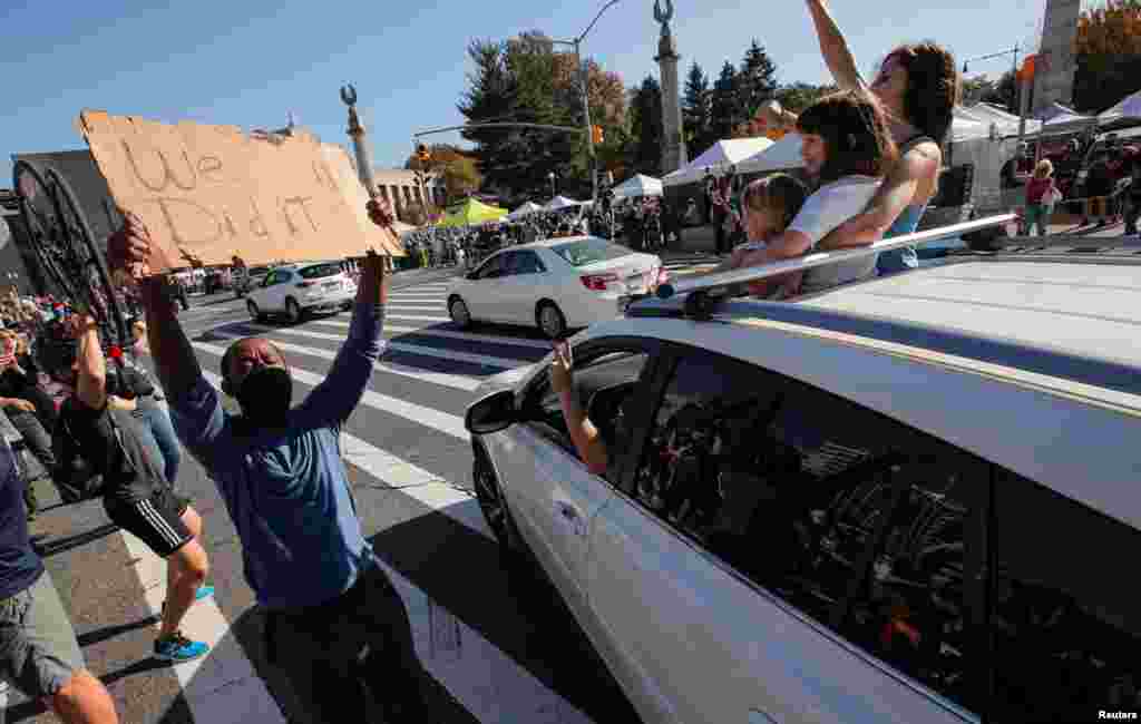 People celebrate that Joe Biden has been projected to win the 2020 U.S. presidential election, in the Brooklyn borough of New York City, New York, Nov. 7, 2020. 