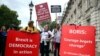 Des manifestants pro-Brexit et anti-Brexit brandissent des pancartes, le 3 septembre 2019, à Westminster, à Londres, en Grande-Bretagne