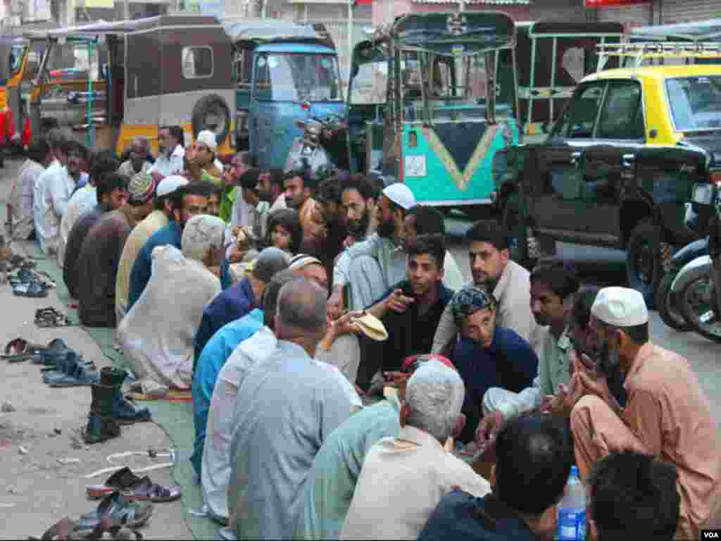 سڑک پر روزہ افطار کرانے کا ایک منظر