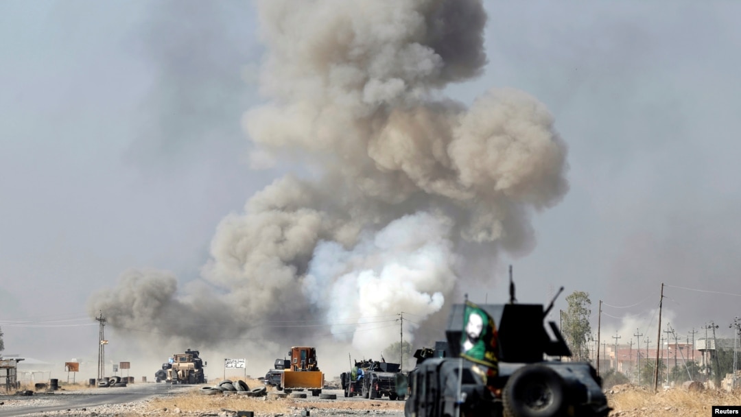 ARSIP - Sebuah bom IED yang ditanam pejuang IS meledak di depan kendaran pasukan khusus Irak di Bartella, timur Mosul, Irak tanggal 20 Oktober 2016 (foto: REUTERS/Goran Tomasevic)