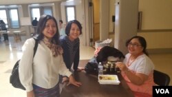 지난달 2일 워싱턴 DC에서 열린 미얀마 여성을 위한 바자회에 참석한 마이라 다가이포(왼쪽).