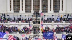 Pristalice predsjednika Donalda Trumpa upadaju u zgradu Kongresa 6. januara 2021. (Foto: AP/John Minchillo)