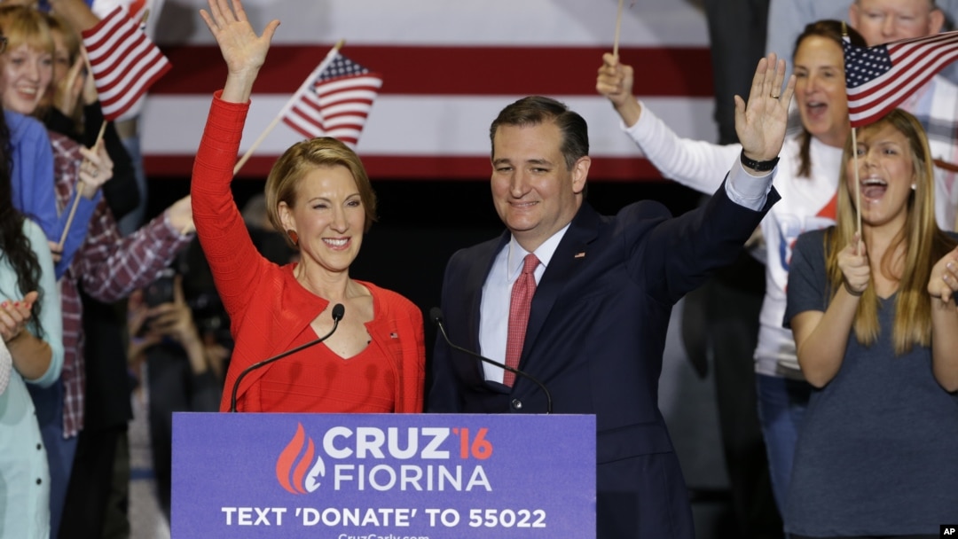 Ted Cruz (kanan) bersama Carly Fiorina dalam pengumuman di Indianapolis, Indiana, Rabu (27/4).