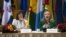 La secretaria de Estado de EE.UU., Hillary Clinton (derecha), junto con la ministra de Relaciones Exteriores colombiana María Ángela Holguín Cuéllar, durante la reunión realizada en Nueva York bajo el título Conectando las Américas.