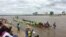 Cambodians gather to celebrate the first day of Water Festival in Phnom Penh, Cambodia, November 2, 2017.(Tum Malis/VOA Khmer) 