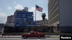 ARCHIVO - Un automóvil clásico utilizado para recorridos turísticos por la ciudad pasa por la Embajada de Estados Unidos en La Habana, Cuba, el 10 de noviembre de 2021. 