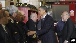 Le président Obama et l'ancien maire de New York, Rudy Giuliani (à droite), dans une caserne de pompiers de New York