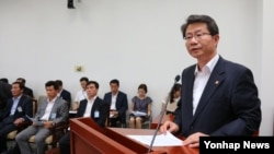 류길재 한국 통일부 장관이 28일 국회에서 열린 남북관계발전 특별위원회 전체회의에 출석해 현안 보고를 하고 있다.