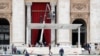 Trabajadores preparan la Plaza de San Pedro del Vaticano para las actividades del Domingo de Ramos el 31 de marzo de 2023.