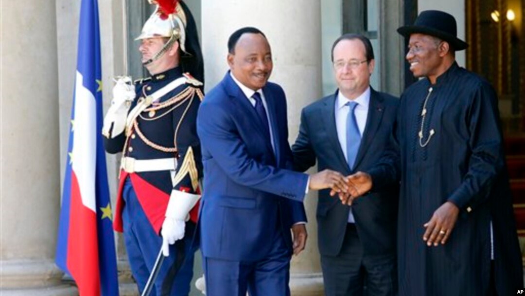 Shugaban Nijer Mahamadou Issoufou, Shugaban Faransa Francois Hollande da Shugaban Najeriya Goodluck Jonathan a wajen Taro kan Tsaro a Najeriya, a Zauren Elysee a Paris, 17 ga, Mayu 2014.