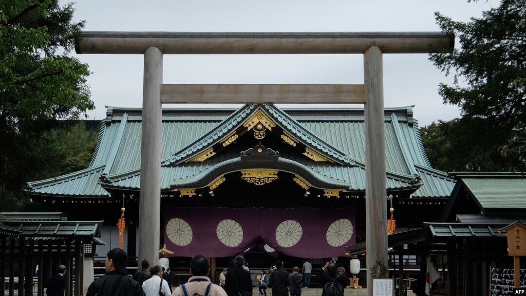 Orang-orang mengunjungi Kuil Yasukuni yang kontroversial di Tokyo pada 17 Oktober 2019. (Foto: AFP)