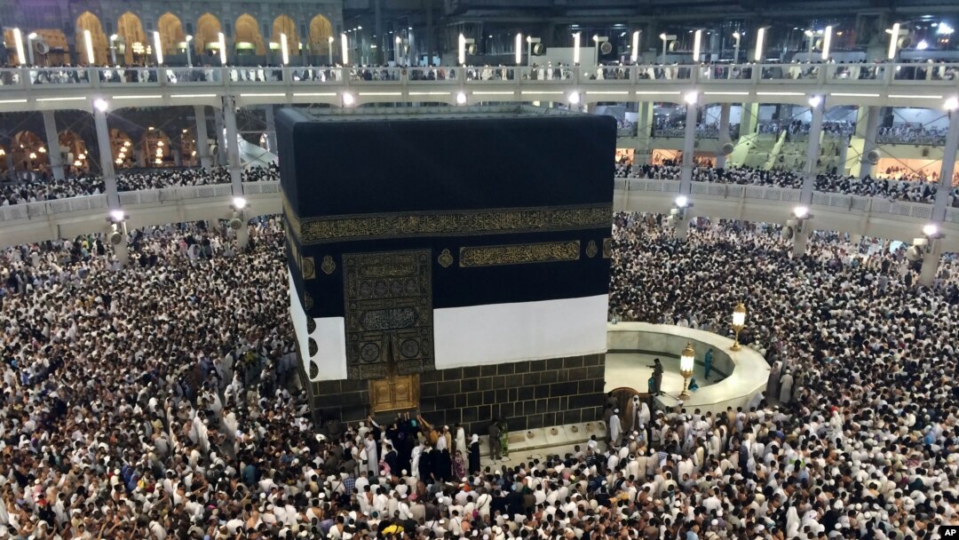 Para jemaah haji mengelilingi Ka'bah di Mekah, Arab Saudi (1/10).