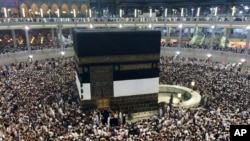 Para jemaah haji mengelilingi Ka'bah di Mekah, Arab Saudi (1/10).