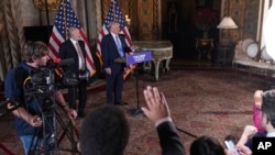 El presidente electo de Estados Unidos, Donald Trump, habla en una conferencia de prensa en Mar-a-Lago, el lunes 16 de diciembre de 2024, en Palm Beach, Florida, acompañado por el nominado a secretario de Comercio, Howard Lutnick. 