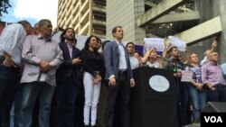 El parlamentario también convocó para el miércoles 23 de enero a una protesta en todo el país.