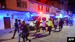 Policías del Grupo de Operaciones Especiales GOES escoltan a detenidos el 29 de julio de 2020 en Cali, Colombia, durante un operativo contra bandas criminales y narcotraficantes en el distrito de Aguablanca, en medio del nuevo coronavirus.