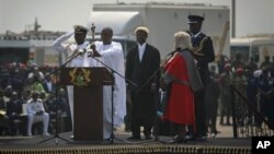 PresidentJohn Dramani Mahama (dua dari kiri) diambil sumpahnya dalam upacara pelantikan Presiden di Accra, Ghana, Senin, 7 Januari 2013. (AP Photo/Gabriela Barnuevo)