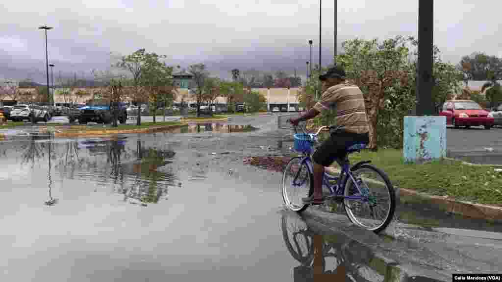 Habitantes de Ponce, Puerto Rico, usan la bicicleta como medio de transporte.