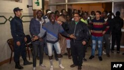 Les migrants subsahariens s'affrontent avec de jeunes Marocains à Casablanca, Maroc, 24 novembre 2017.