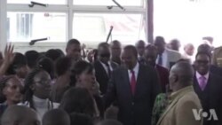 Le président Kenyatta va à l'église avant les élections (vidéo)