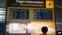 Papan pengumuman jadwal penerbangan menunjukkan penerbangan-penerbangan di Bandara Internasional Ngurah Rai yang dibatalkan, Senin, 27 November 2017, setelah aktivitas vulkanis Gunung Agung meningkat. Bandara Ngurah Rai mulai beroperasi kembali hari ini, Rabu (29/11) sore.