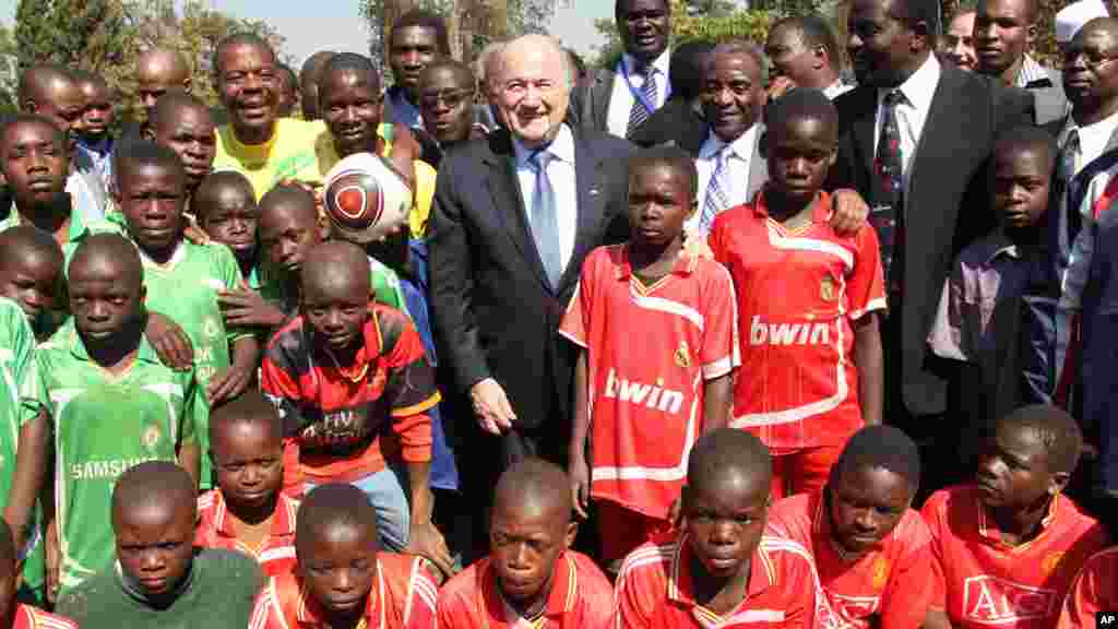 Shugaban FIFA Sepp Blatter tare da dalibai a kusa da birnin Harare, babban birnin Zimbabwe a Shekara ta 2011.&nbsp;