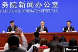 Gubernur Bank Rakyat China (PBOC) Pan Gongsheng, Menteri Administrasi Regulasi Keuangan Nasional (NFRA) Li Yunze, dan Ketua Komisi Regulasi Sekuritas China (CSRC) Wu Qing dalam konferensi pers di Beijing, China, 24 September 2024. (Tingshu Wang/REUTERS)