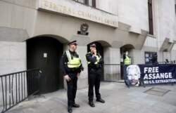 Julian Assange se presentó a una audiencia sobre su extradición a EE.UU. el lunes 7 de diciembre de 2020. Manifestantes se reunieron para mostrar su oposición a que sea extraditado.