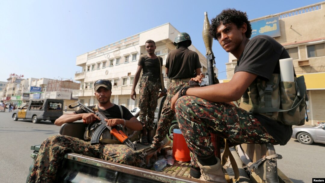 ARSIP – Kaum militan Houthi berpatroli di jalan di mana para pengunjuk rasa pro-Houthi berunjuk rasa menentang koalisi pro-Saudi di Hodeidah, Yaman, 10 Desember 2018 (foto: Reuters/Abduljabbar Zeyad/Foto Arsip)