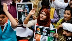 Pendukung Partai Kongres Nasional India meneriakkan slogan-slogan mendukung protes petani yang sedang berlangsung selama pawai di luar Istana Gubernur, di Kolkata, India, Senin, 14 Desember 2020. (Foto: AP/Bika Das)