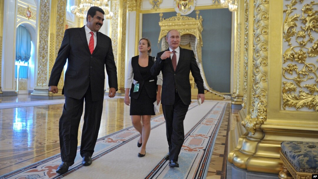 Nicolás Maduro (izq.), visita Rusia, en donde se reunió con su homólogo Vladimir Putin. Ambos han sugerido que apoyan a Snowden, requerido por EE.UU. 