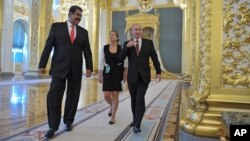 Nicolás Maduro (izq.), visita Rusia, en donde se reunió con su homólogo Vladimir Putin. Ambos han sugerido que apoyan a Snowden, requerido por EE.UU. 