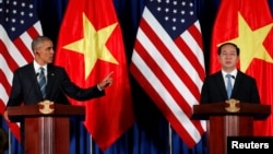 Tổng thống Hoa Kỳ Barack Obama (trái) tham gia một buổi họp báo cùng Chủ tịch nước Việt Nam Trần Đại Quang (phải) hôm 23 tháng 5 năm 2016.