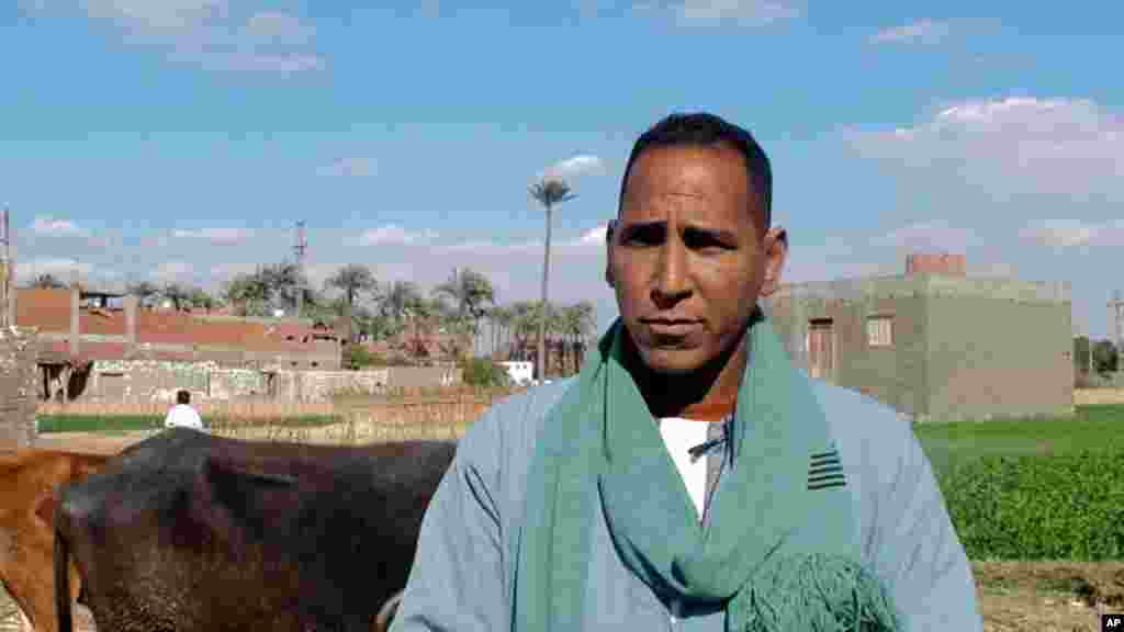 Villager Ragab el-Gazzar defends former President Hosni Mubarak, but welcomes change, Kafr Torky, February 13, 2011 (VOA photo - E. Arrott)