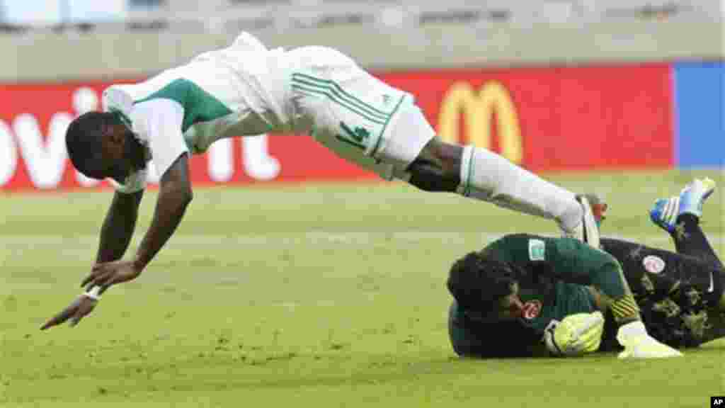 Nigeria&#39;s Anthony Ujah, left, is stopped by Tahiti goalkeeper Mikael Roche during the Confederations Cup match between Tahiti and Nigeria.