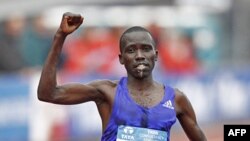 Bernard Kipyego kutoka Kenya ashinda mbiyo za Marathon za Amsterdam 2015.
