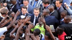 Le président français Emmanuel Macron rencontre les Burkinabè alors qu'il part de l'université de Ouagadougou, le 28 novembre 2017.