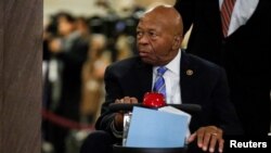 El representante Elijah Cummings (D-MD) llega a una reunión de la bancada demócrata en la Cámara de Representantes para elegir líderes para el 116º Congreso en el Capitolio, en Washington. Noviembre 28 de 2018.