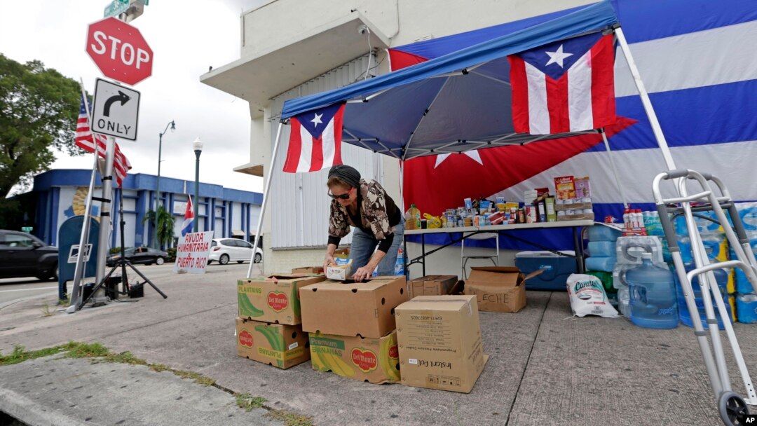 Warga di Miami, Florida mengumpulkan makanan yang akan disumbangkan ke Puerto Rico, Rabu (27/9). 
