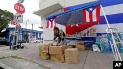 Warga di Miami, Florida mengumpulkan makanan yang akan disumbangkan ke Puerto Rico, Rabu (27/9). 