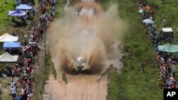 El saudita Yazeed Al Rajhi y su copiloto alemán Timo Gottschalk en su Austin Mini en la primera etapa del rally Dakar entre Asunción, Paraguay y Resistencia, Argentina. 