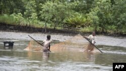 Des jeunes pêcheurs dans le district d'Akuku Toru, Nigeria, 2017. 