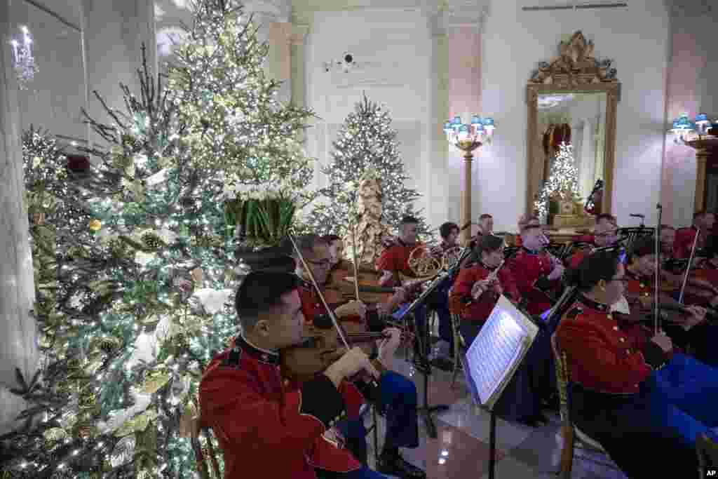 The &quot;President&#39;s Own&quot;, Marine Corps Band toca en el Gran Vestíbulo durante la vista previa de Navidad de 2019 en la Casa Blanca.