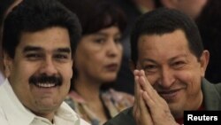 Hugo Chávez designó a Maduro como su sucesor y le dio poderes para gobernar particularmente en temas económicos.