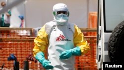 Seorang petugas kesehatan memakai pakaian pelindung di pusat perawatan ebola yang dikelola oleh MSF di Goma, Kongo (foto: dok). 