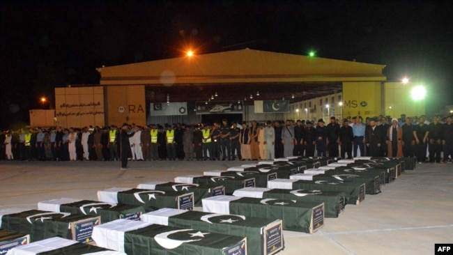 Cientos de personas en el sur de Pakistán asistieron a los funerales de 28 peregrinos chiíes fallecidos en un accidente de autobús en Irán mientras se dirigían a Irak para una peregrinación.