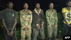 Les cinq hommes arrêtés au Rwanda ont dit appartenir à la milice FDLR selon la police à Nyabageni au Rwanda le 6 octobre 2019. 