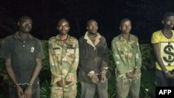 Bato batano bafundami kozala ba FDLR, bakangami na police ya Rwanda, na Nyabageni, Rwanda, 6 octobre 2019.